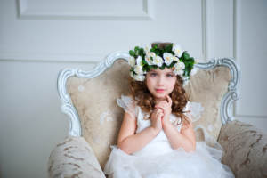 A flower girl in a chair preparing for a wedding with these tips